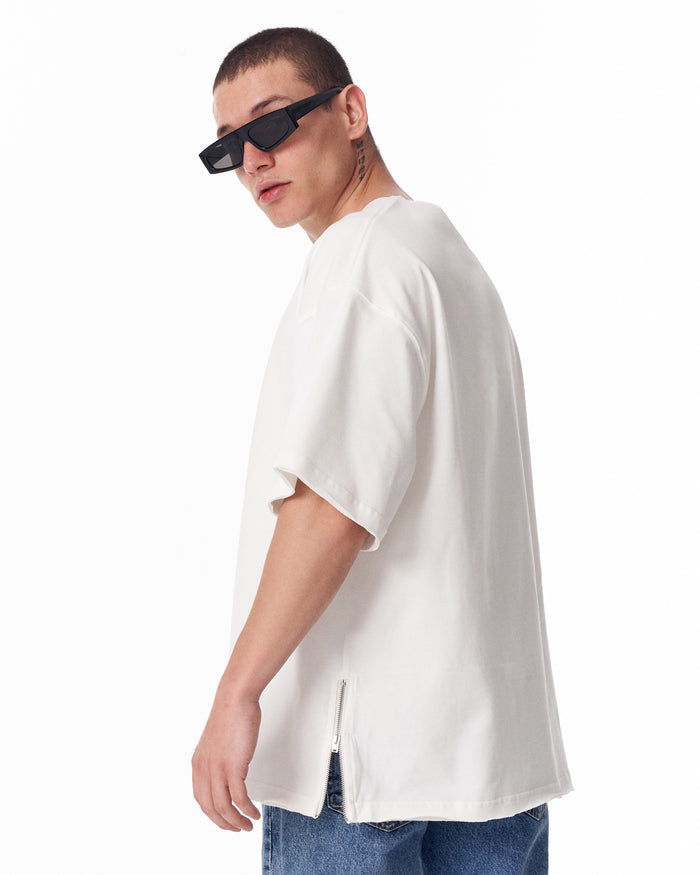 Martin Valen oversized white Sidezip T-shirt side view showing short sleeve and visible side zipper detail