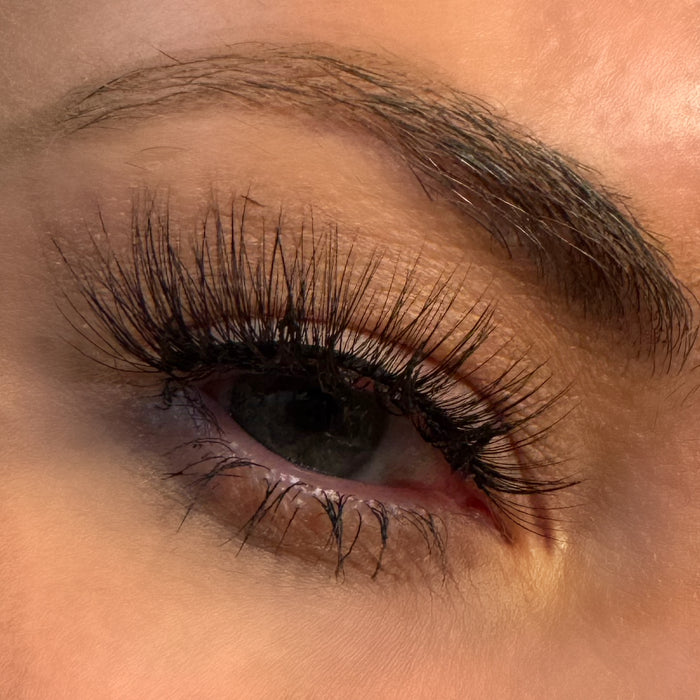 Ariana - Soft, Fluffy, Medium Cat-Eye Lashes