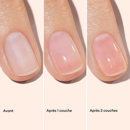 Close-up of a fingernail in three stages: before polish, after one coat, and after two coats using Manucurist Healthy Glow Duo. French labels identify each stage. Cuticle oil is applied first for a healthy look.