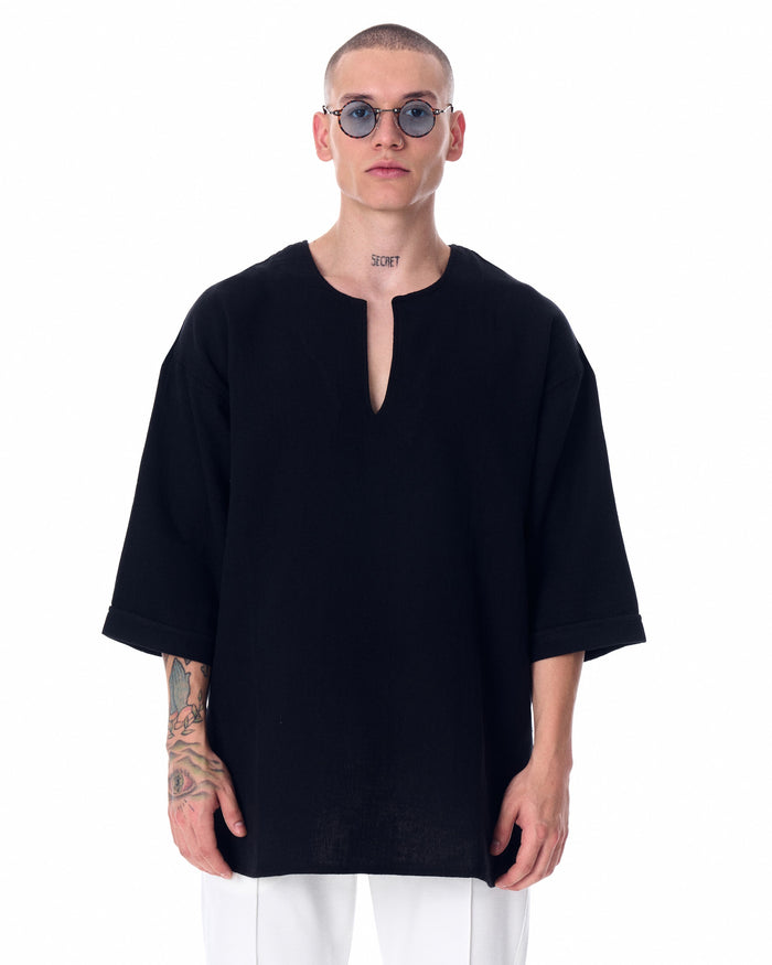Martin Valen oversized black linen men's t‑shirt, front close view showing split neckline and mid‑length sleeves