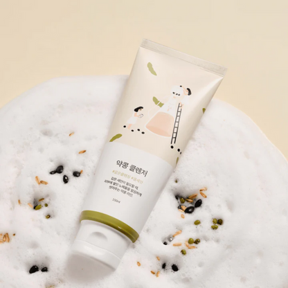 Enriched with soybeans, it deeply purifies while retaining essential moisture, making it ideal for all skin types.