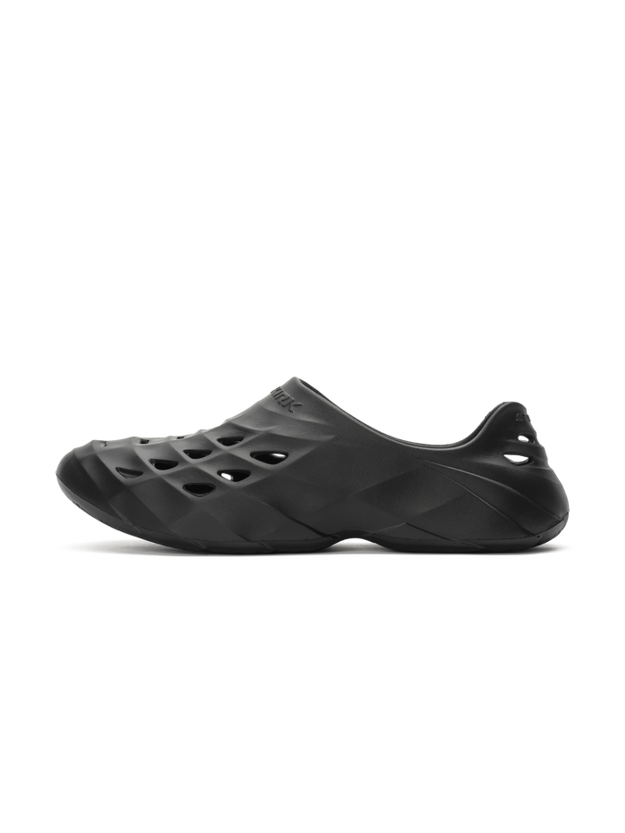 Selkirk Sport Renew Pickleball Recovery Shoe in Blackout, side view showing design features.
