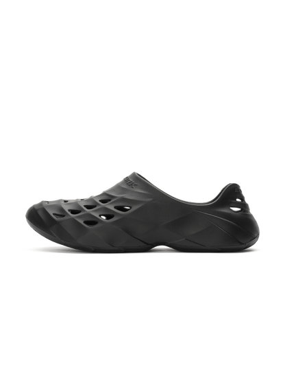 Selkirk Sport Renew Pickleball Recovery Shoe in Blackout, side view showing design features.