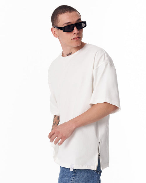 Martin Valen oversized white Sidezip T‑shirt with raw crew neck, three-quarter view showing side zipper detail