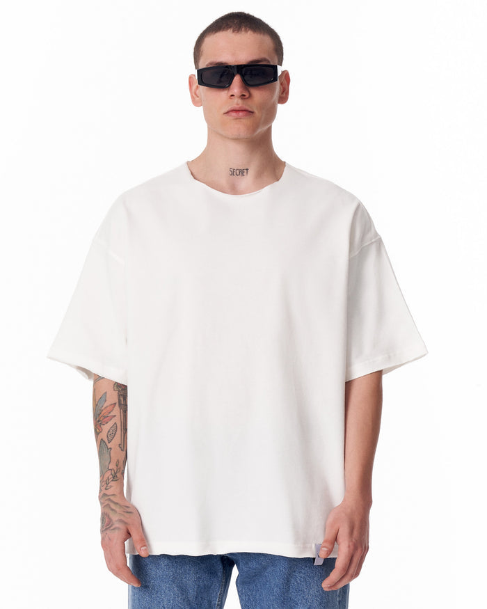 Martin Valen oversized white Sidezip T‑shirt, close front view highlighting raw neckline and loose short sleeves