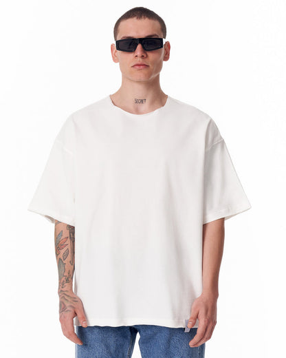 Martin Valen oversized white Sidezip T‑shirt, close front view highlighting raw neckline and loose short sleeves