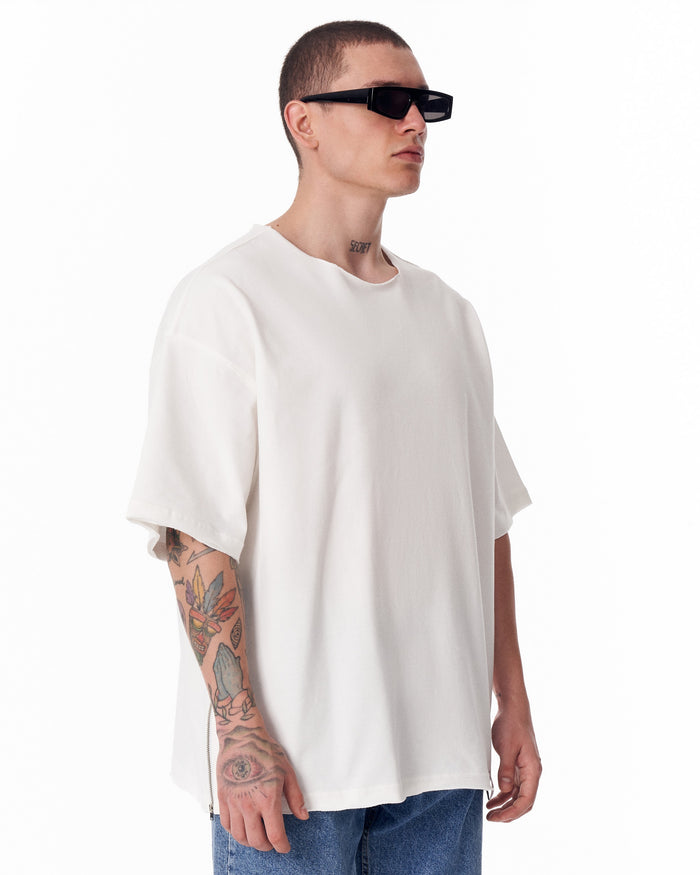 Martin Valen oversized white Sidezip crew-neck T-shirt with raw-edge neckline, three-quarter right view