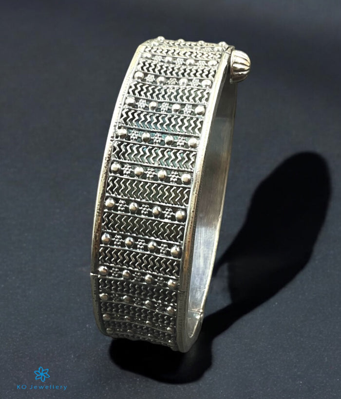The Muktika Silver Antique Openable Bracelet(Size/Oxidised/2.2/2.4/2.6/2.8)