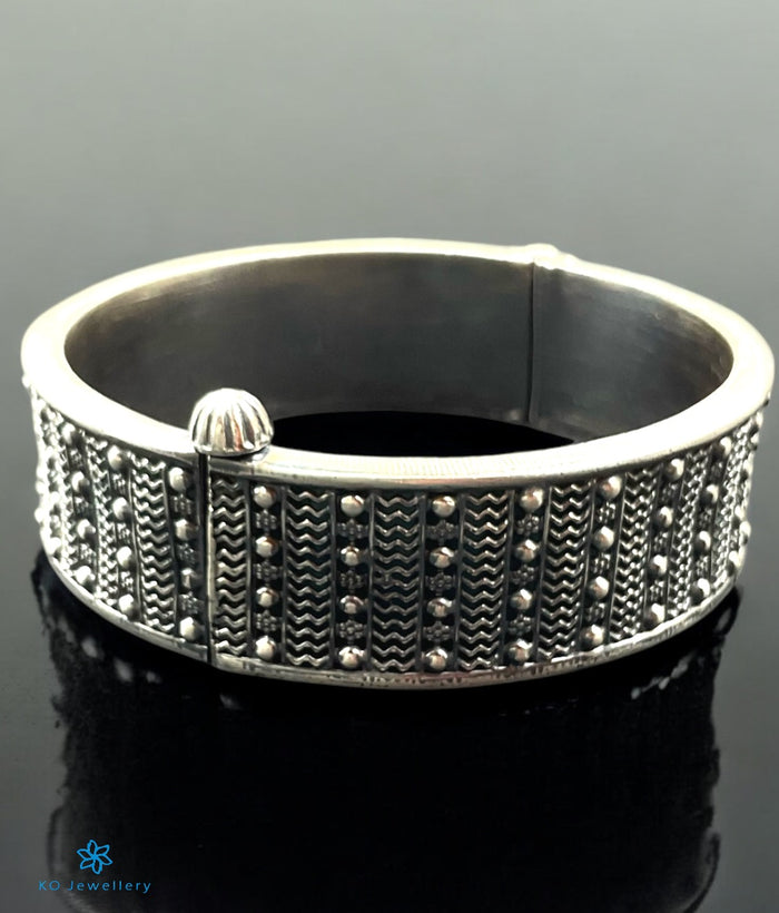 The Muktika Silver Antique Openable Bracelet(Size/Oxidised/2.2/2.4/2.6/2.8)
